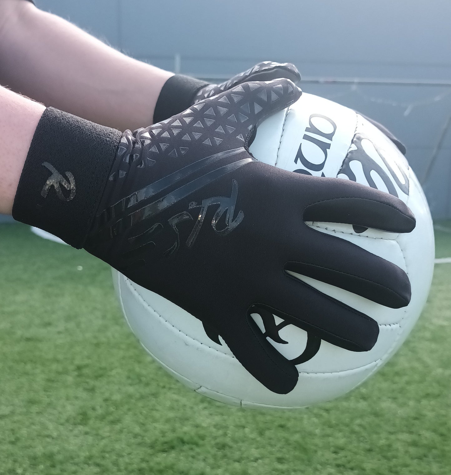 Rise Sport Strapless Blackout Gaelic Gloves